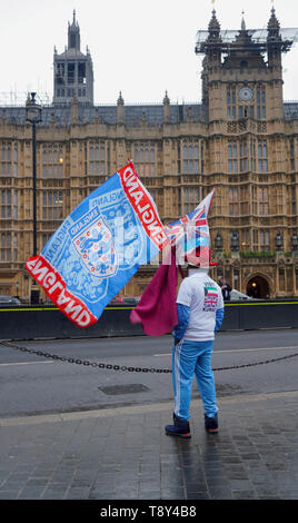 Brexit man holding flags Banque D'Images