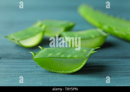 L'aloe vera tranches sur table en bois, gros plan et l'espace pour le texte. Traitement Naturel Banque D'Images