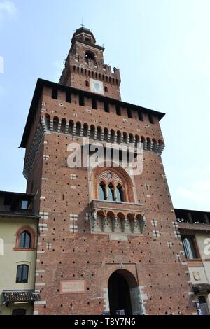 Avis de la cour d'entrée centrale ancienne tour médiévale de château des Sforza, le Castello Sforzesco de Milan. Banque D'Images