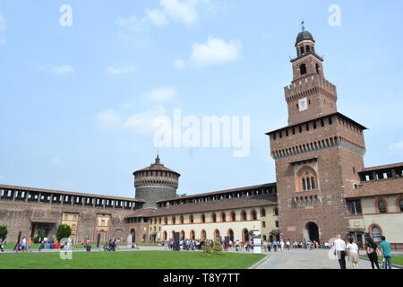 Milan/Italie - 1 juin 2015 : voir à partir de la cour intérieure de l'ancienne entrée centrale tour médiévale de château des Sforza. Banque D'Images