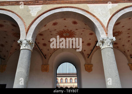 Vue depuis la cour intérieure aux murs, entrée privée, colonnes et arcades de l'ancienne forteresse médiévale Rocchetta à l'intérieur du château Sforzesco de Milan. Banque D'Images
