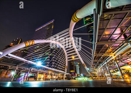 Chong Nonsi pont piétonnier, le pont de sathorn pour intersection entre connectés et BTS Sky Train transport BRT dans Central Business District Banque D'Images