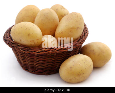 Tout frais les pommes de terre dans un panier sur fond blanc Banque D'Images