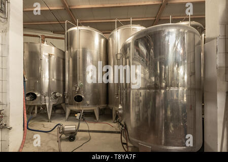 De grands réservoirs en acier pour le stockage de liquides. Des jus, de la bière Banque D'Images