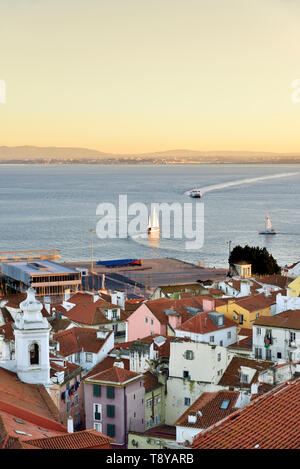 Alfama au crépuscule vers le Tage. Lisbonne, Portugal Banque D'Images