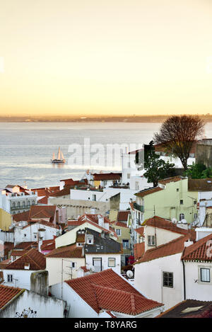 Alfama au crépuscule vers le Tage. Lisbonne, Portugal Banque D'Images