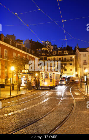 Le célèbre tramway numéro 28 dans Alfama et Castelo districts. Lisbonne, Portugal Banque D'Images