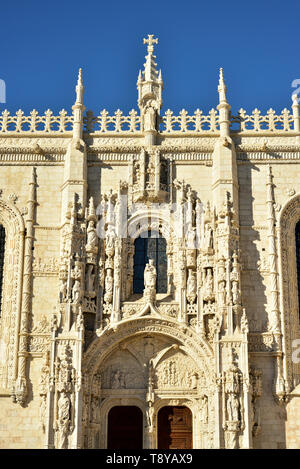 Le portail principal de l'église Santa Maria de Belém, le monastère des Hiéronymites (monastère), en style manuélin. Lisbonne, Portugal Banque D'Images