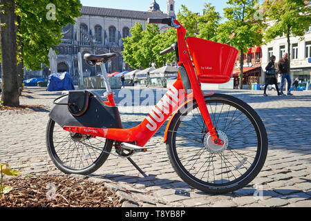 Bruxelles, Belgique - 15 mai 2019 : Rouge vélo électrique à louer en face de l'église Sainte Catherine à Bruxelles, Belgique Banque D'Images