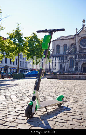 Bruxelles, Belgique - 15 mai 2019 : Noir et vert scooter électrique pour louer à Bruxelles, Belgique Banque D'Images