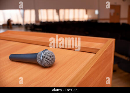 Microphone de tribune en face de la salle de réunion chaises vides Banque D'Images