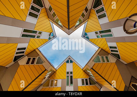 Maisons Cube - Holland Casino à Rotterdam Pays Bas - l'architecte Piet Blom - maisons jaune - architecture moderne - maisons modernes - maison moderne