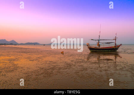 Beau paysage paysage marin mer plage montagne avec silhouette de bateau au coucher du soleil la photographie en couleurs pastel fond nature. Banque D'Images