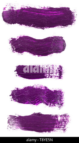 Enduire de peinture violet isolé sur blanc. Set Banque D'Images