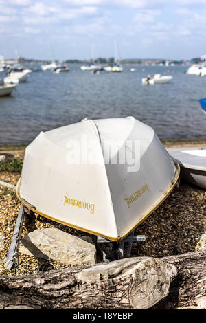 Et tournée vers le bateau à voile échoués sur Mudeford sandspit Hengistbury Head Banque D'Images