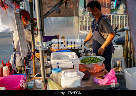 Xia Lin Scallion Pancake. Un célèbre scallion pancake vendeur de rue à Tainan, Taiwan. Banque D'Images