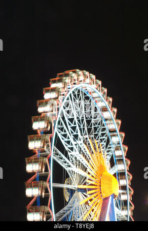 La grande roue de nuit à l'Oktoberfest de Munich, Allemagne Banque D'Images