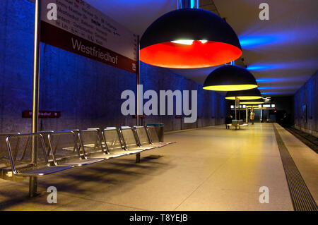 La station de métro colorés Westfriedhof à Munich, Allemagne Banque D'Images