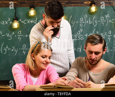 Groupe d'étudiants collaborant sur projet en classe ensemble Banque D'Images