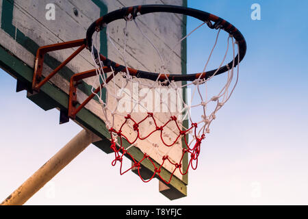 Piscine en plein air de basket-ball au lever de fond de ciel nature passe-temps sain idée concept background Banque D'Images