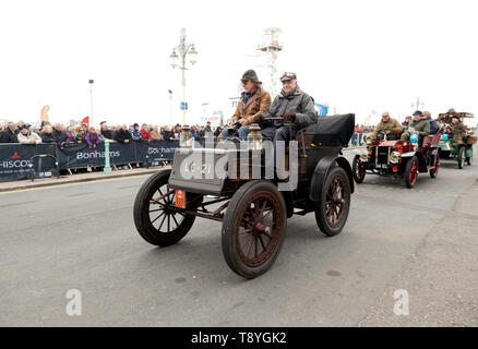 M. Mark Wentworth au volant d'une 1902 Colombie-Britannique (électrique), à travers la ligne d'arrivée de 2018 Londres à Brighton Veteran Car Run Banque D'Images