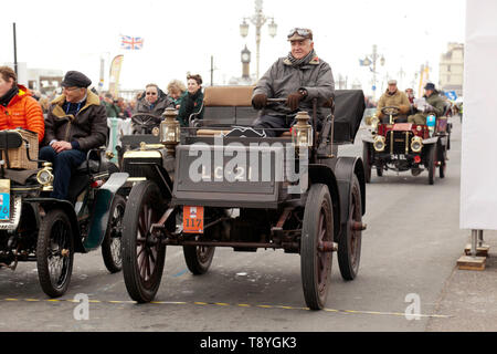 M. Mark Wentworth au volant d'une 1902 Colombie-Britannique (électrique), à travers la ligne d'arrivée de 2018 Londres à Brighton Veteran Car Run Banque D'Images