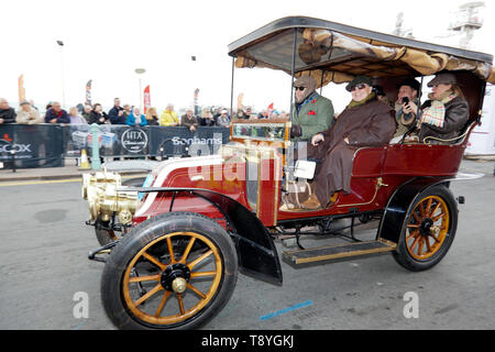 M. Bert Degenaar conduisant sa voiture Renault 1904 Madère vers le bas, après avoir complété avec succès le 2018 Londres à Brighton Veteran Car Run Banque D'Images