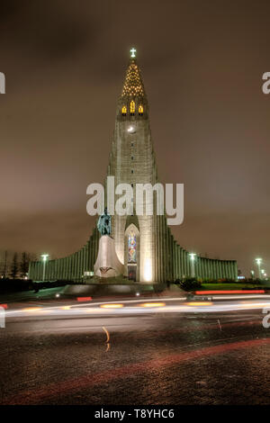 Leif Eriksson au monument square Hallgrimskirkja par crépuscule à la ville de Reykjavik. L'Islande Banque D'Images