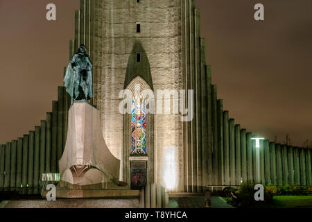 Leif Eriksson au monument square Hallgrimskirkja par crépuscule à la ville de Reykjavik. L'Islande Banque D'Images