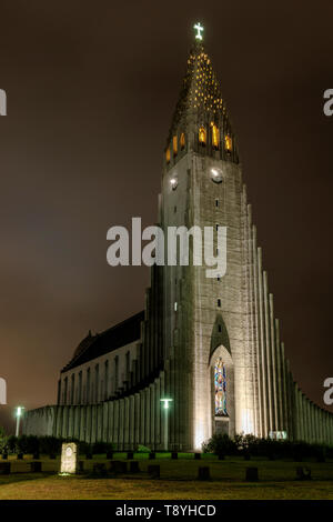 Leif Eriksson au monument square Hallgrimskirkja par crépuscule à la ville de Reykjavik. L'Islande Banque D'Images