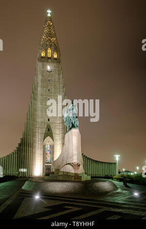 Leif Eriksson au monument square Hallgrimskirkja par crépuscule à la ville de Reykjavik. L'Islande Banque D'Images