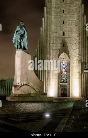 Leif Eriksson au monument square Hallgrimskirkja par crépuscule à la ville de Reykjavik. L'Islande Banque D'Images