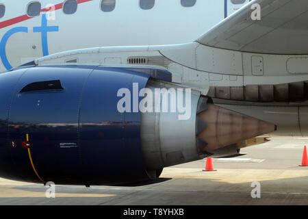 Aiplane détails. L'Embraer 190 moteurs. Banque D'Images