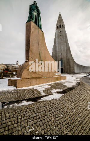 Leif Eriksson au monument square, Hallgrimskirkja ville vieille ville de Reykjavik, Islande en hiver Banque D'Images