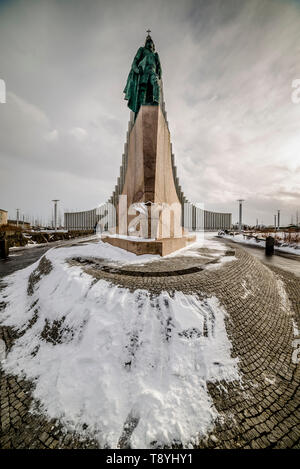 Leif Eriksson au monument square, Hallgrimskirkja ville vieille ville de Reykjavik, Islande en hiver Banque D'Images