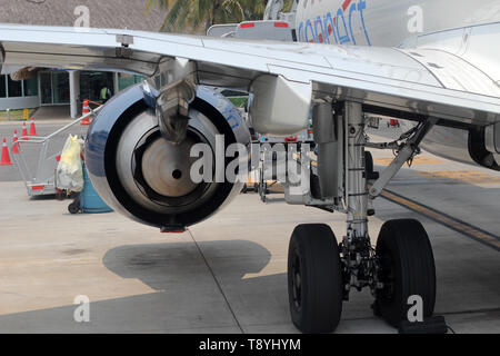 Aiplane détails. L'Embraer 190 turbines et d'atterrissage. Banque D'Images