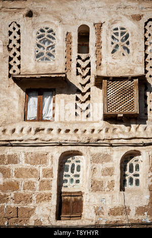 Architecture patrimoine traditionnelle yéménite détails de conception dans les bâtiments historiques de la vieille ville de Sanaa au Yémen Banque D'Images