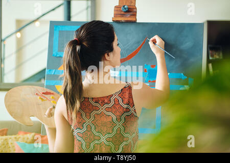 Jeune femme que l'artiste La peinture à la maison pour l'Art de la créativité Banque D'Images