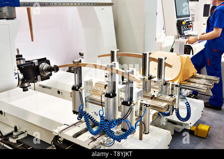 Machine pour la fabrication de chaises et de meubles à l'usine Banque D'Images