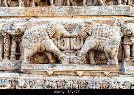 À la vue détails sculptés sur les murs de la façade de l'immeuble à l'intérieur de City Palace à Udaipur, Rajasthan, Inde. Banque D'Images