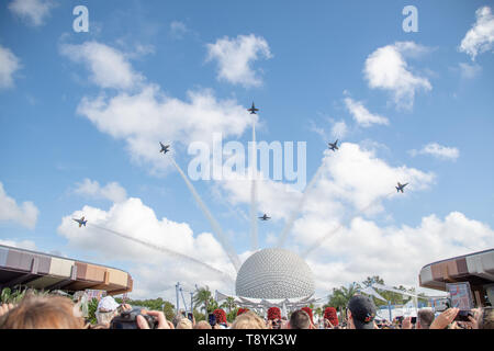 ORLANDO, USA : le 01 mai 2019 : US Navy Blue Angels en formation prêt à effectuer le survol sur Epcot Banque D'Images