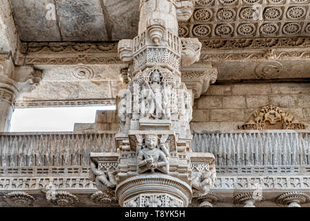 Les sculptures en marbre blanc icône religieuse au Temple Ranakpur Jain à Desuri Tehsil, Rajasthan Banque D'Images