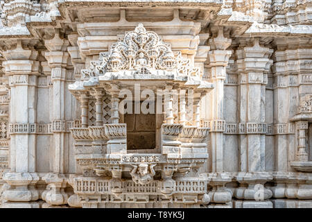 Les sculptures en marbre blanc icône religieuse au Temple Ranakpur Jain à Desuri Tehsil, Rajasthan Banque D'Images