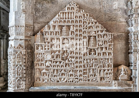 Les sculptures en marbre blanc icône religieuse au Temple Ranakpur Jain à Desuri Tehsil, Rajasthan Banque D'Images