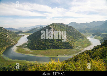 "Horseshoe Bend" comme type de paysage dans le parc national du lac de Skadar - également appelé lac Scutari, lac Shkodër et lac Shkodra - se trouve sur la frontière d'Al Banque D'Images