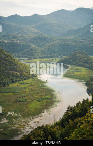 "Horseshoe Bend" comme type de paysage dans le parc national du lac de Skadar - également appelé lac Scutari, lac Shkodër et lac Shkodra - se trouve sur la frontière d'Al Banque D'Images