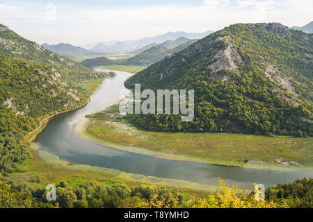 "Horseshoe Bend" comme type de paysage dans le parc national du lac de Skadar - également appelé lac Scutari, lac Shkodër et lac Shkodra - se trouve sur la frontière d'Al Banque D'Images