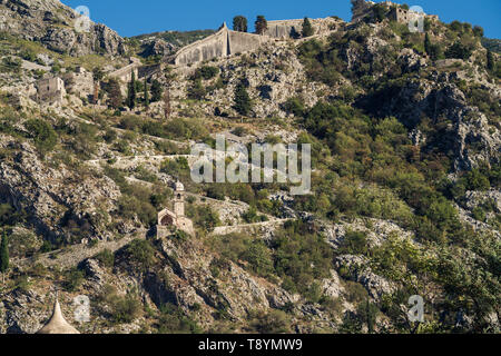 Les fortifications de Kotor (Italien : Cattaro) sont une fortification historique intégré système qui protège la cité médiévale de Kotor contenant Banque D'Images