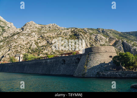 Les fortifications de Kotor (Italien : Cattaro) sont une fortification historique intégré système qui protège la cité médiévale de Kotor contenant Banque D'Images