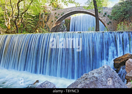 Cascades de double Palaiokaria à Trikala Thessalie Grèce - pont en arc de pierre entre les deux chutes d'eau Banque D'Images